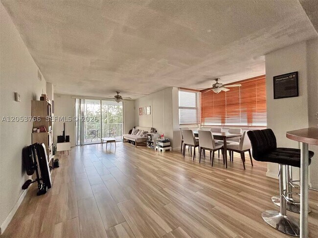 Foto del edificio - 3660 NE 166th St