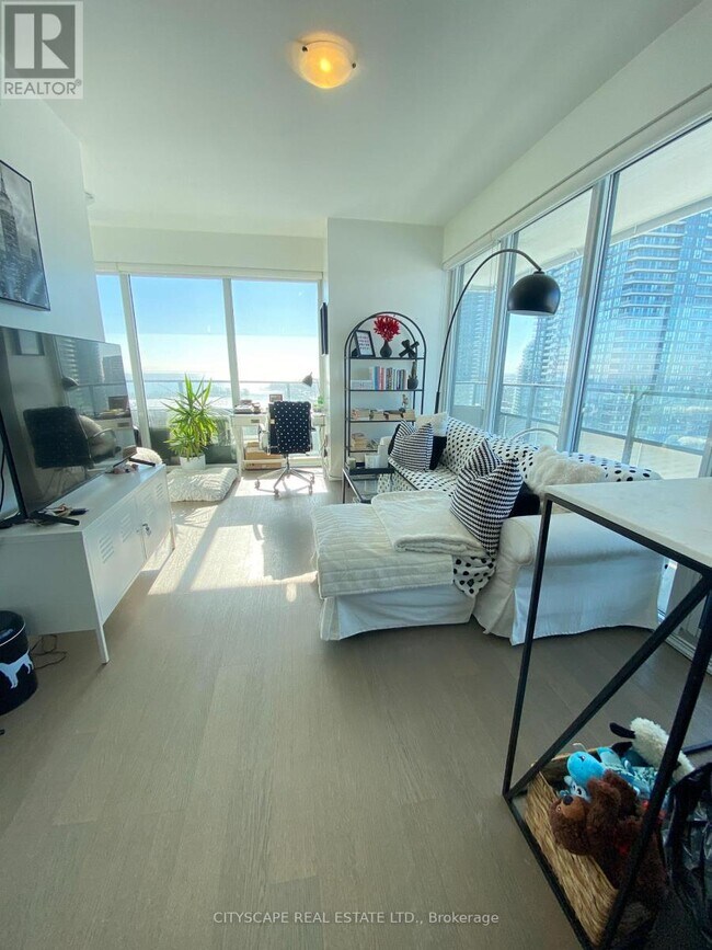 Building Photo - 30 Shore Breeze Dr