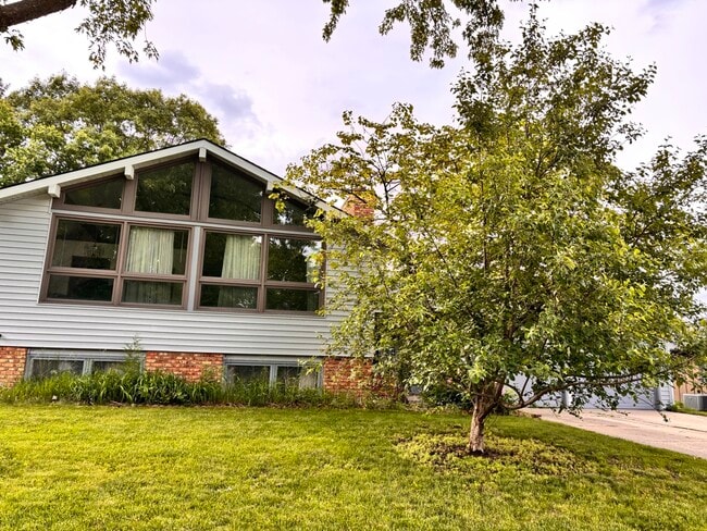 Building Photo - 2815 Monroe Dr