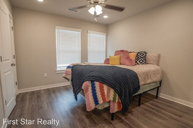 Building Photo - 2 br, 2.5 bath House - 695 N Honey Locust ...