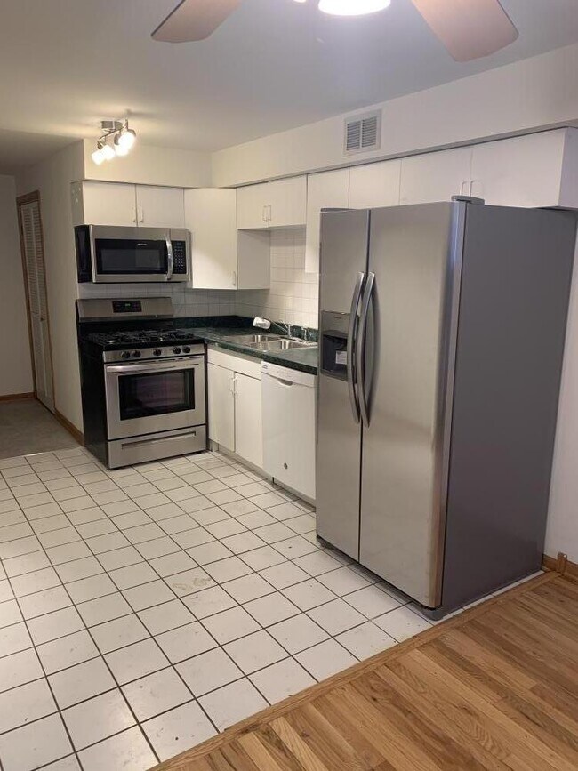 Building Photo - 3 bedroom in CHICAGO IL 60622