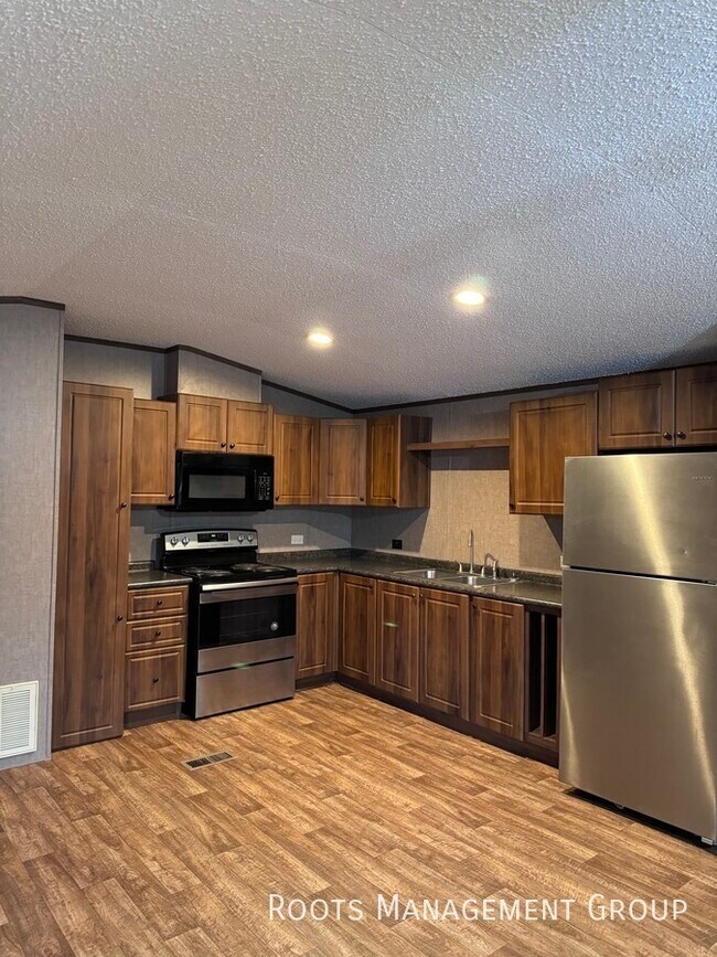 Building Photo - Home available for lease