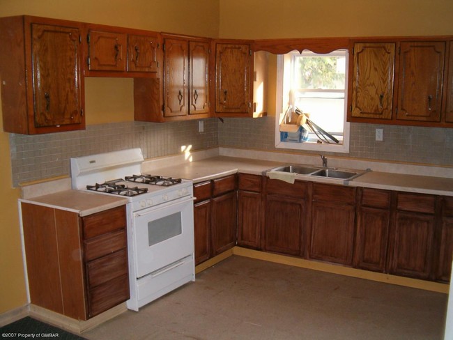 Kitchen - 200 Pine St