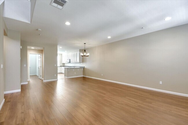 Building Photo - Luxury 3 Bedroom Townhouse w/ Office space