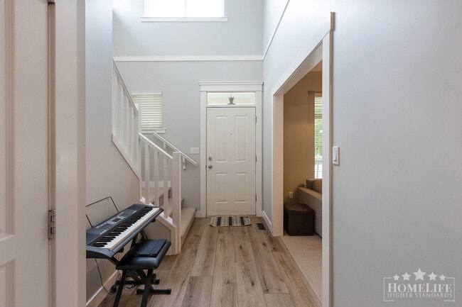 Building Photo - 3 Bed, 2.5 Bath Upper House for Rent – Cla...
