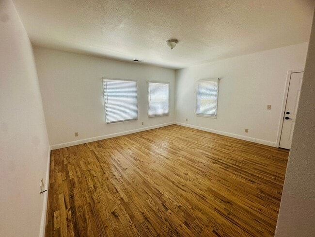Photo - Come View This Perfect 2 Bedroom 1 Bath Located In the Heart of Downtown!! House