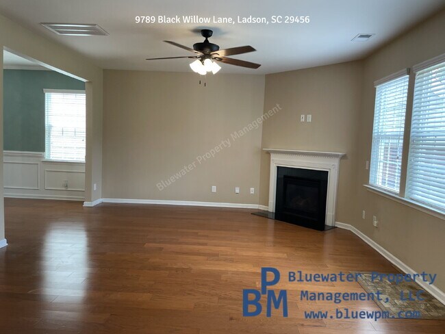 Building Photo - 4-bedroom, 2.5-bathroom For Rent