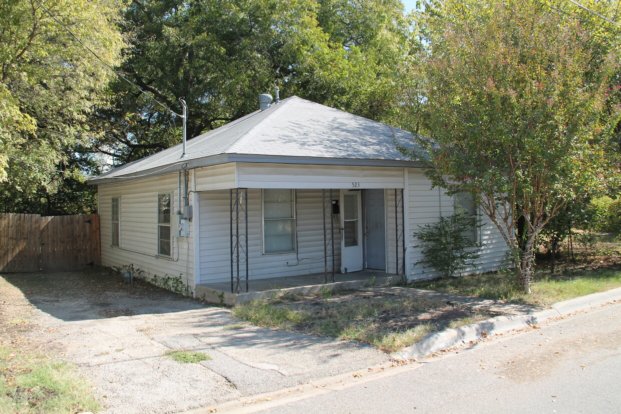 Primary Photo - Cute 2 Bedroom House in Good Condition