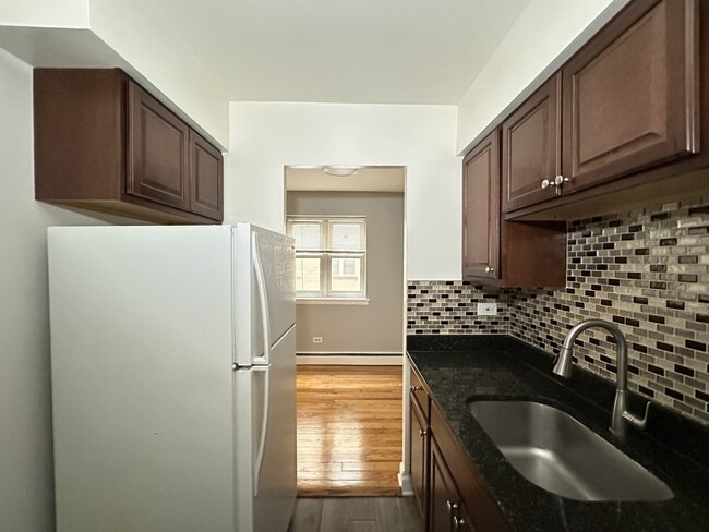 Building Photo - 6830 N Sheridan Rd