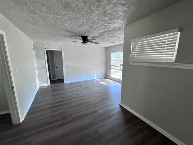 Building Photo - 5831 Belneath St