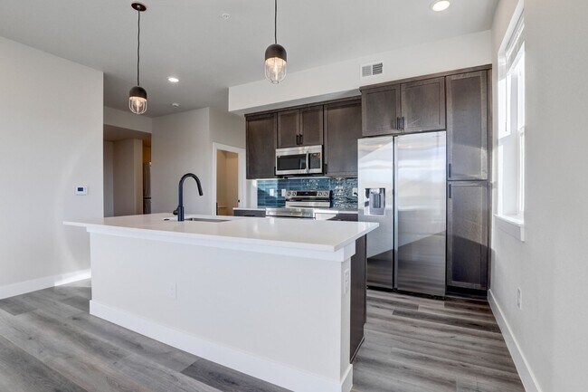 Foto del edificio - Brand new 2 BR 2 bath condo with stunning ...