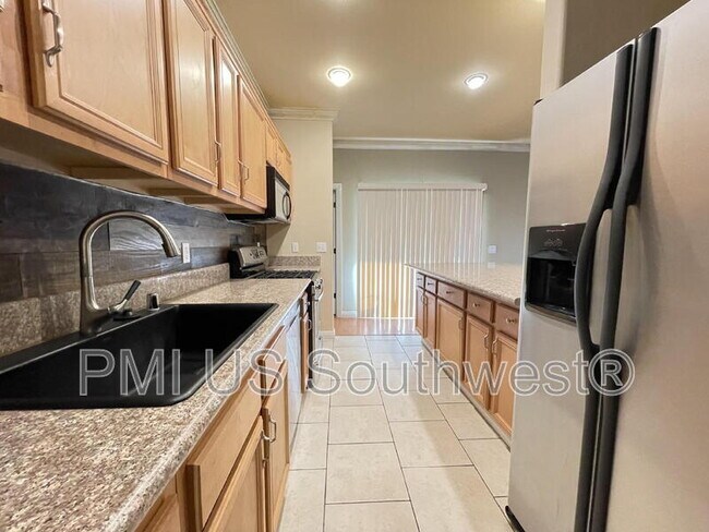 Building Photo - 2549 Country Club Dr