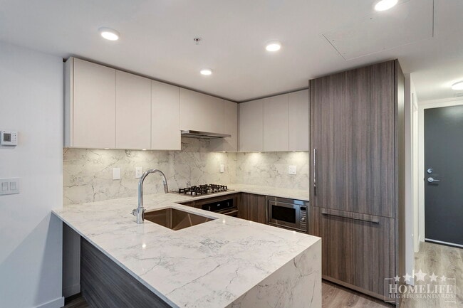 Photo du bâtiment - Bright & Modern 2-Bed, 2-Bath Condo in Sur...