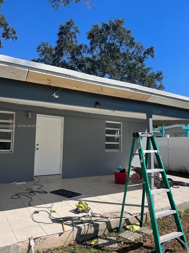 Building Photo - 1645 Lauderdale Manor Dr