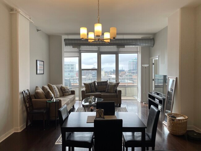 Living Room - 901 W Madison St