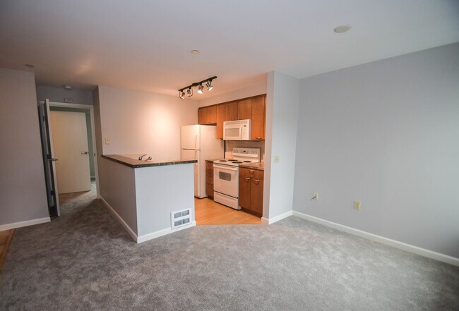Foto del edificio - LIKE NEW, 1 BED, 1 BATH CONDO W HIGH END FINISHES AND EASY COMMUTE!