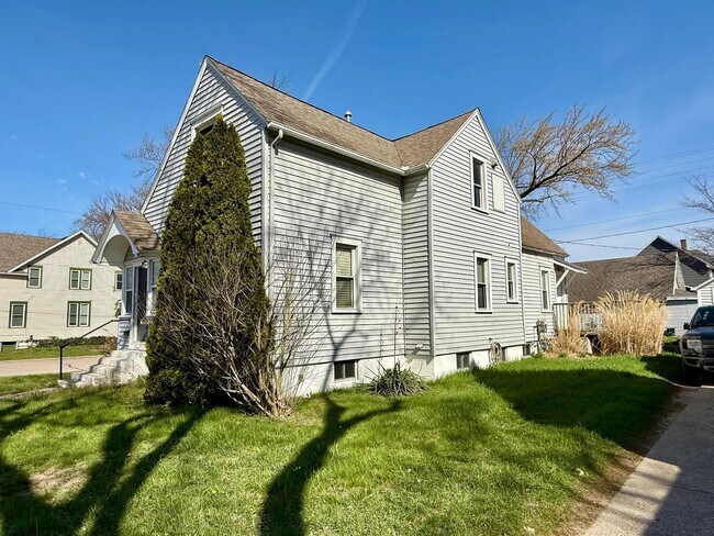 Side of property - 1403 Columbus Ave