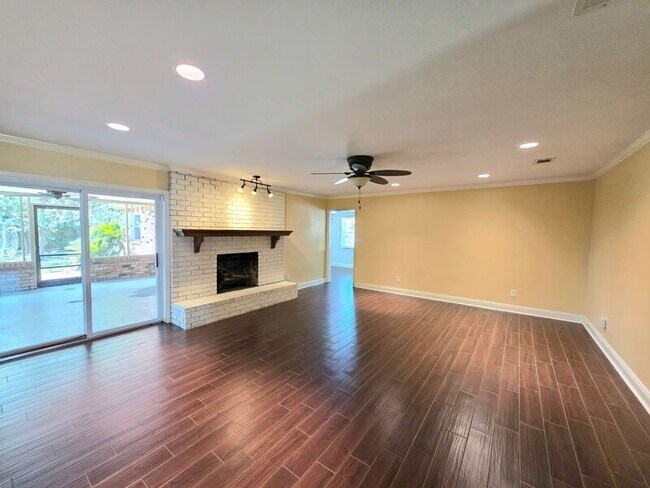 Foto del edificio - 6819 Kitty Hawk Cir