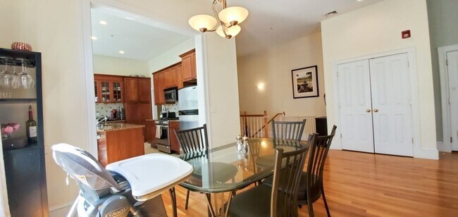 Building Photo - 4 Gilson Ter