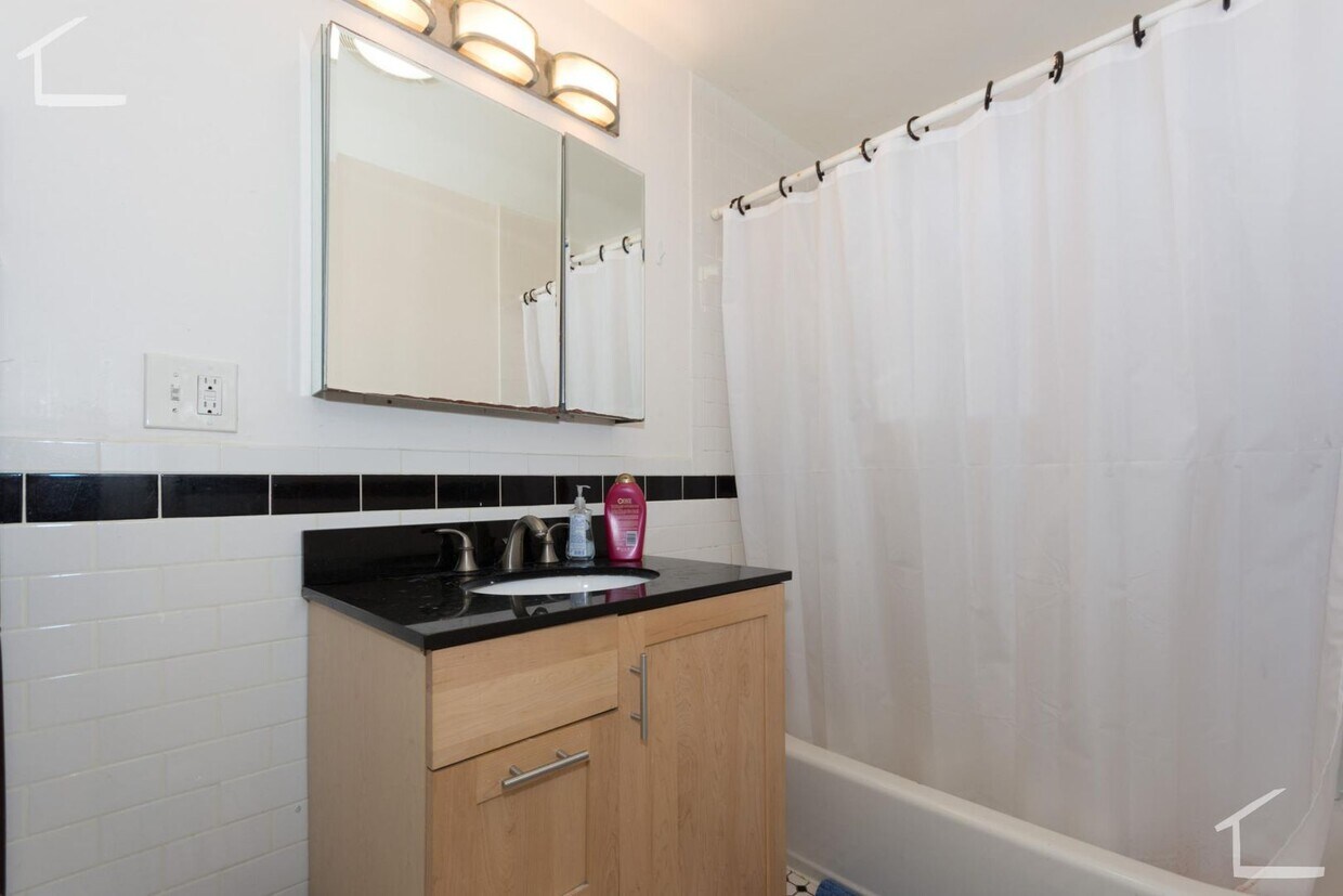 Foto del edificio - Renovated with a 'metal-object' in the living room