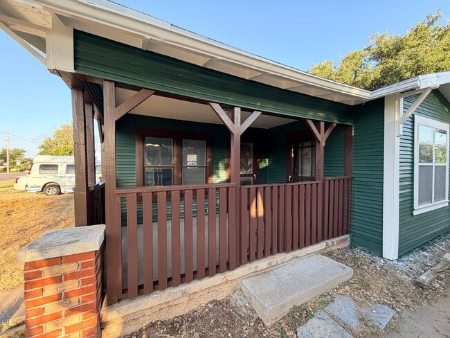 Building Photo - 612 Pulliam St