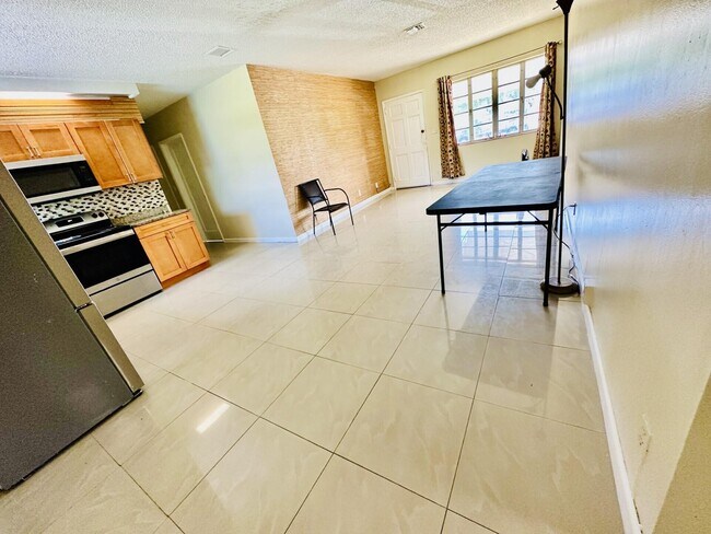 Building Photo - 925 Macy St