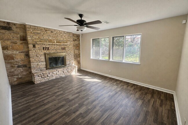 Foto del edificio - AVAILABLE NOW!