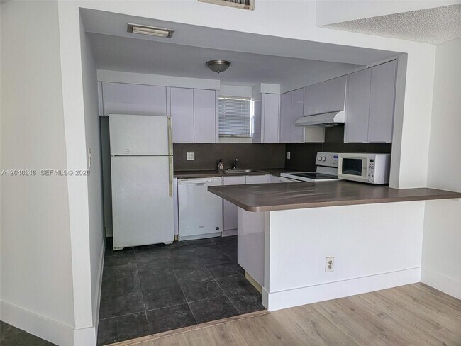 Foto del edificio - 8290 Lake Dr