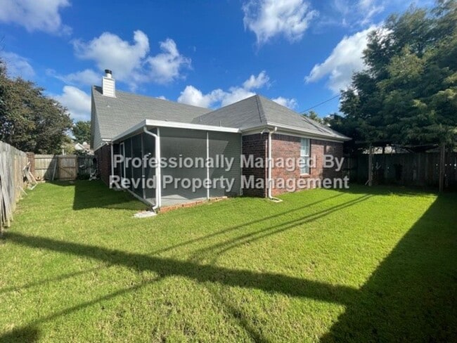 Building Photo - Wonderful 3 Bed 2 Bath Home with Screened ...