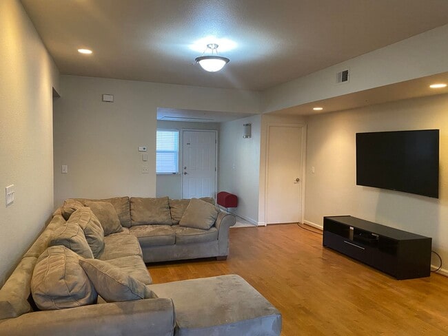 Foto del edificio - Spacious Ground-Floor 3BD/2BA Condo in Prime Scotts Valley Location