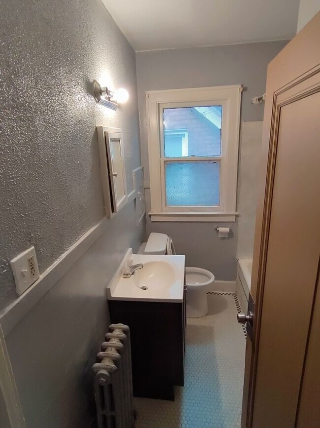 Foto del edificio - 1 BEDROOM APARTMENT-WATER INCLUDED- MOVE I...