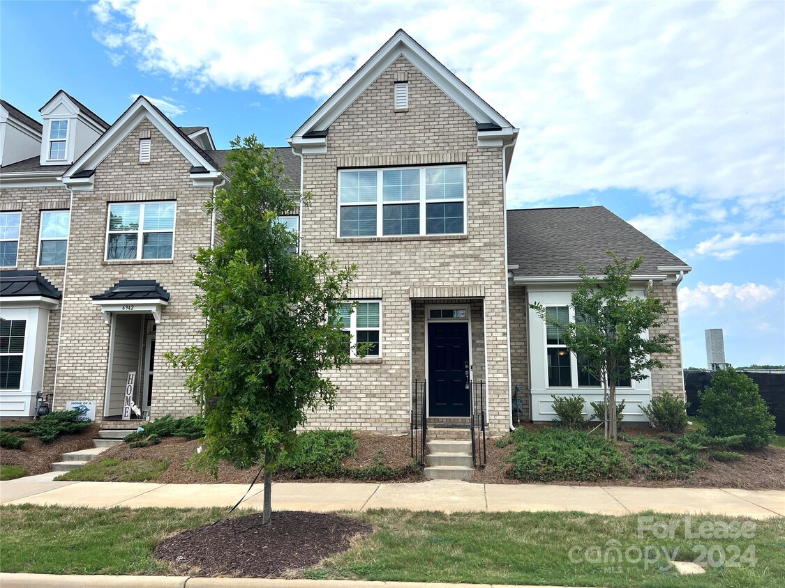 Foto principal - 6938 Walnut Branch Ln