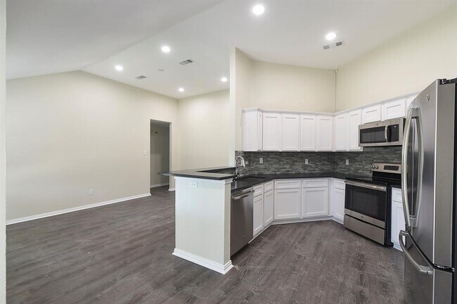 Building Photo - 1529 Mayflower Dr