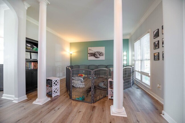 Foto del edificio - Spacious home situated on a fantastic cul-...