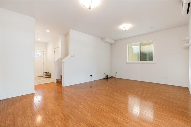 Foto del edificio - Charming 3 Bedroom 2.5 Bath Condo Available Now!