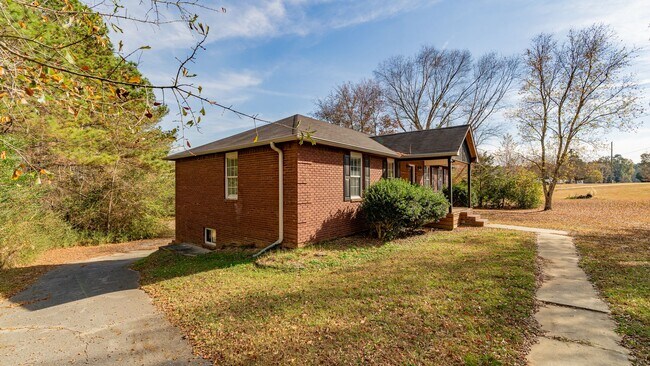 Foto del edificio - BASEMENT/BONUS ROOM AND LARGE YARD!!!