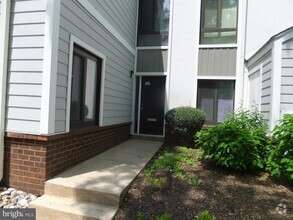 Building Photo - 1720 Oakwood Terrace