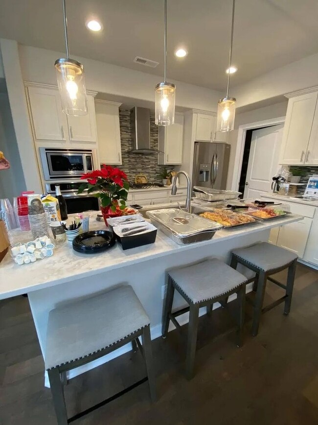 Building Photo - Beautiful model home end unit