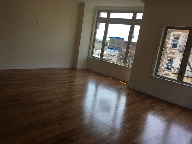 Building Photo - 194 Parkhurst St