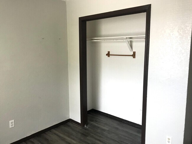 Building Photo - 3511 N Nesbitt Ave