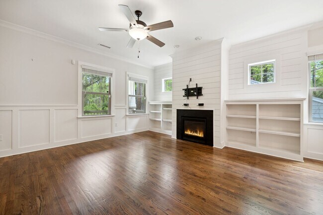 Building Photo - Gorgeous 4 Bedroom Home in the Heart Of Du...