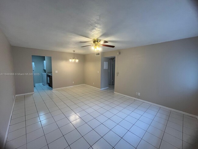 Building Photo - 10172 Twin Lakes Dr