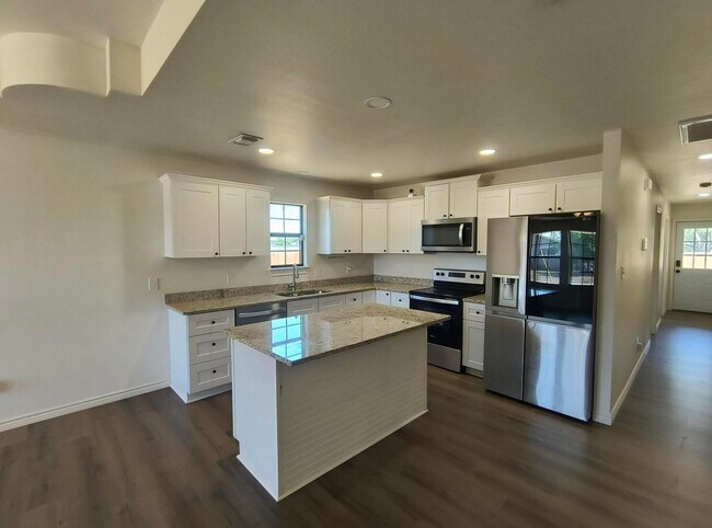 Building Photo - BEAUTIFUL, newly built 3 bedroom, 2 bath home AVAILABLE NOW!
