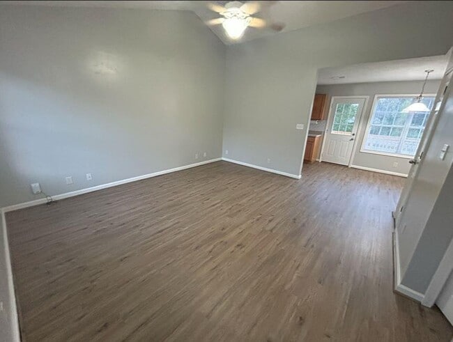 Foto del edificio - 402 Faulkner Dr