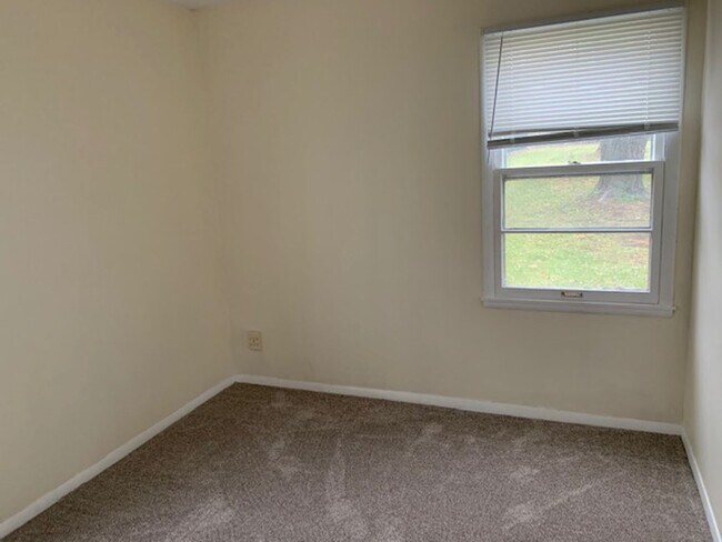 Building Photo - Neat, well maintained 2 BR house in Bloomington