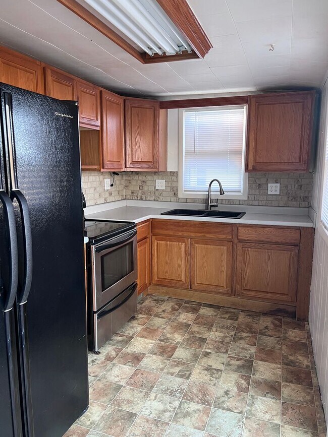 Foto del edificio - Nice-sized 2-bedroom 1-bath home with a large back yard.