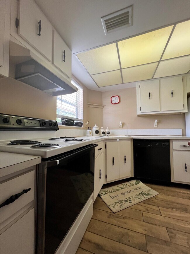 Building Photo - 18081 SE Country Club Dr