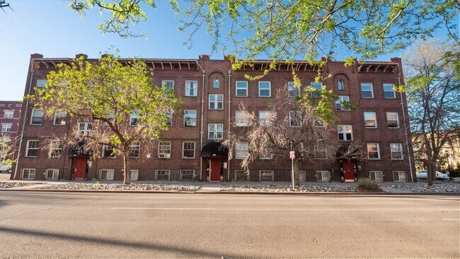 Foto del edificio - Darling 2 bedroom, 1 bath Capital Hill Condo