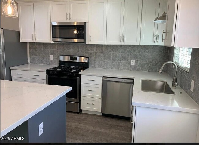 Building Photo - 2125 W Verde Ln