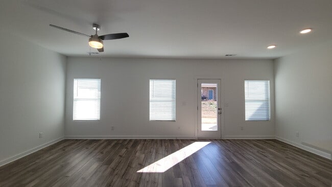 Building Photo - "Charming Newly built 3-Bed Townhouse Retreat with Granite Elegance in Prime Huntsville Location!"